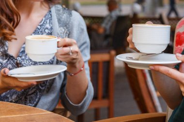 Bir kafede kahve içme kız