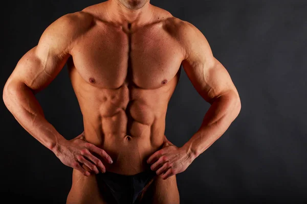肌肉发达的男性身体上一个黑色的背景 — 图库照片