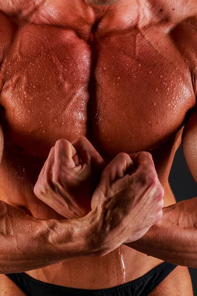 М'язисте чоловіче тіло на чорному тлі — стокове фото
