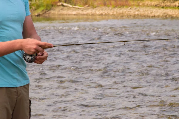 Anak muda memancing. Memancing di sungai pegunungan. Memancing ikan trout . — Stok Foto