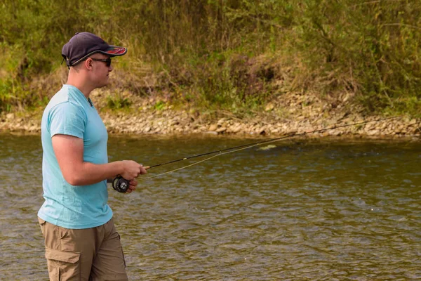 Anak muda memancing. Memancing di sungai pegunungan. Memancing ikan trout . — Stok Foto