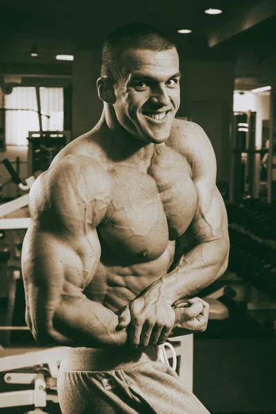 Young man training in the gym — Stock Photo, Image