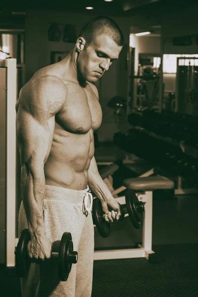 Joven entrenando en el gimnasio —  Fotos de Stock