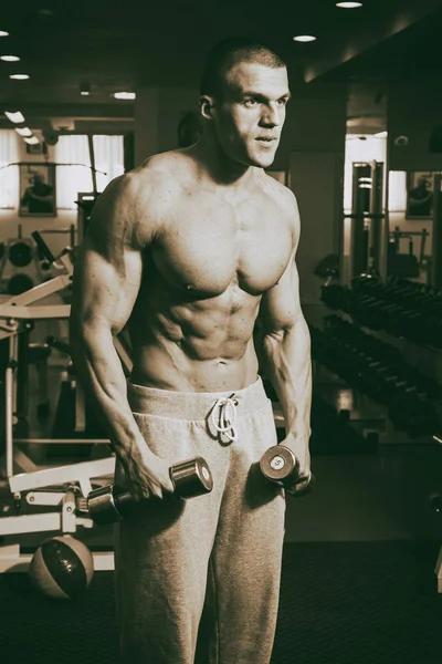 Joven entrenando en el gimnasio —  Fotos de Stock