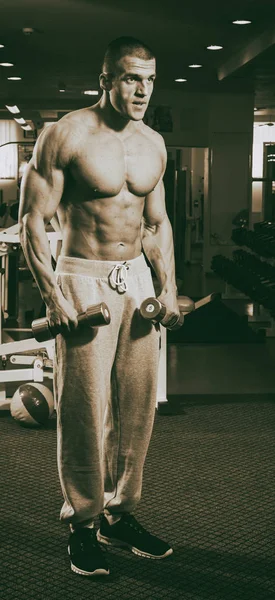 Joven entrenando en el gimnasio —  Fotos de Stock