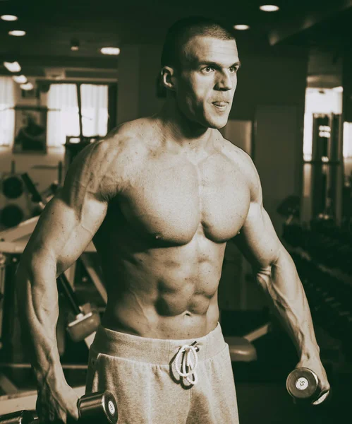 Joven entrenando en el gimnasio — Foto de Stock