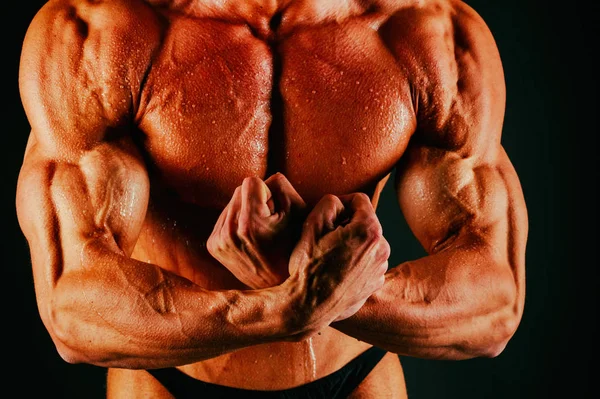 Gesunder muskulöser Bodybuilder auf schwarzem Hintergrund — Stockfoto