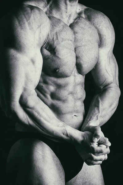 黒の背景に筋肉男性の体 — ストック写真