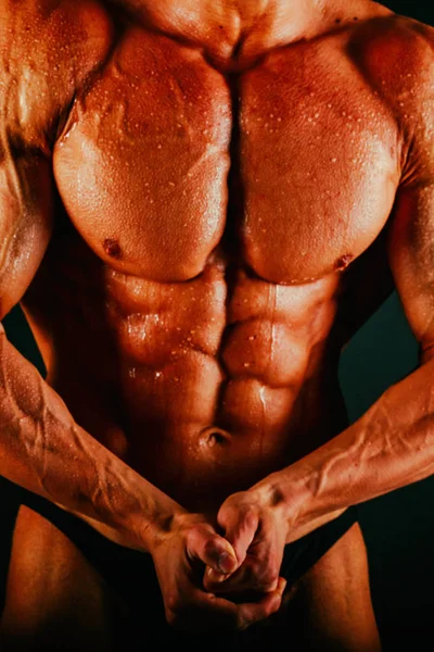Friska muskulös kropp bodybuilder på svart bakgrund — Stockfoto