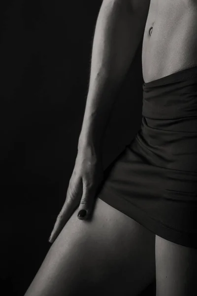 Atractiva mujer fitness sobre un fondo negro —  Fotos de Stock