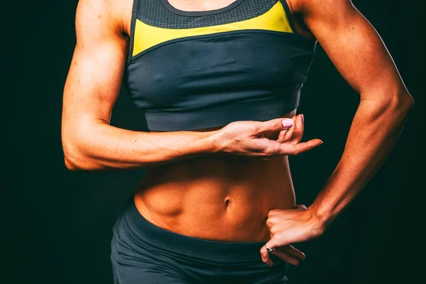 Menina fitness em roupas de treino — Fotografia de Stock