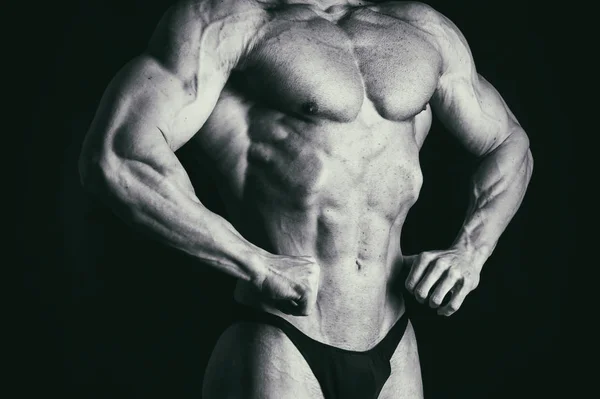 Svalnatý mužské tělo na černém pozadí — Stock fotografie