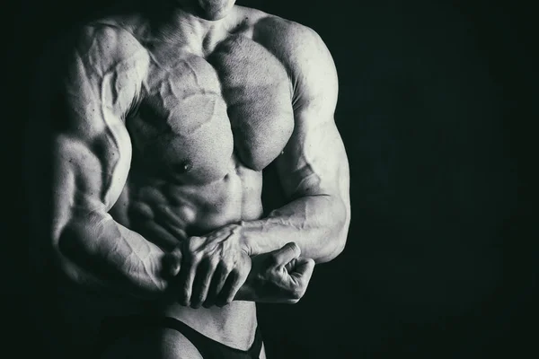 肌肉发达的男性身体上一个黑色的背景 — 图库照片