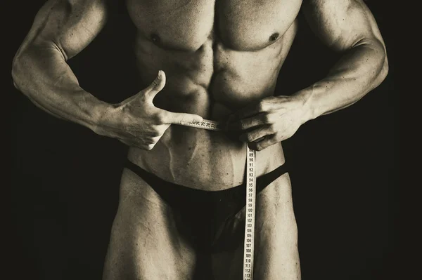 Ισχυρό bodybuilder πάνω σε μαύρο φόντο — Φωτογραφία Αρχείου