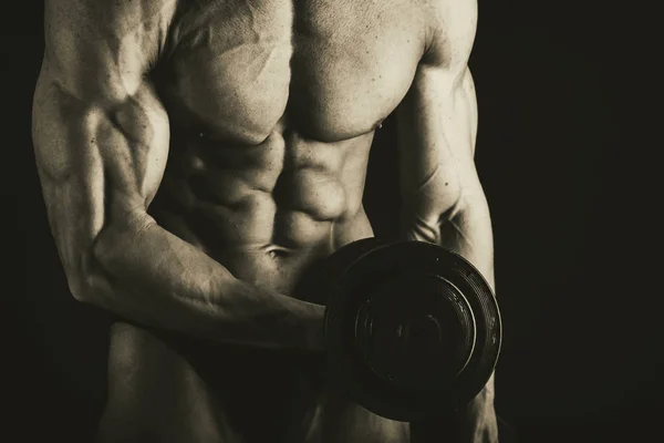 Kraftfull bodybuilder på svart bakgrund — Stockfoto