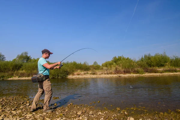 Mladý muž rybolov. Rybaření na řece hory. Lov pstruhů. — Stock fotografie