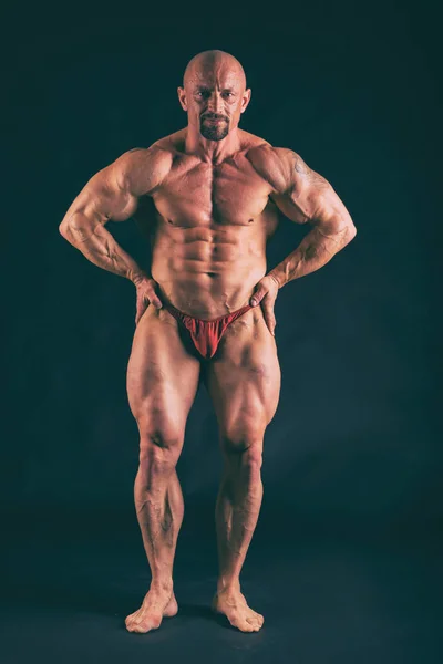 Güçlü atletik erkek Fitness modeli gövde gösterme — Stok fotoğraf