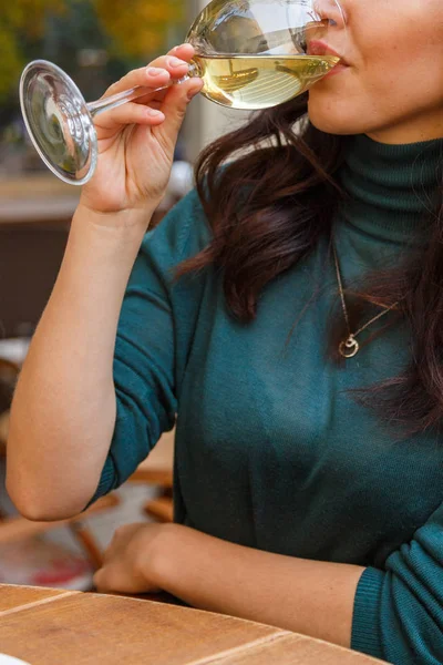 Mulher está bebendo vinho em um café — Fotografia de Stock