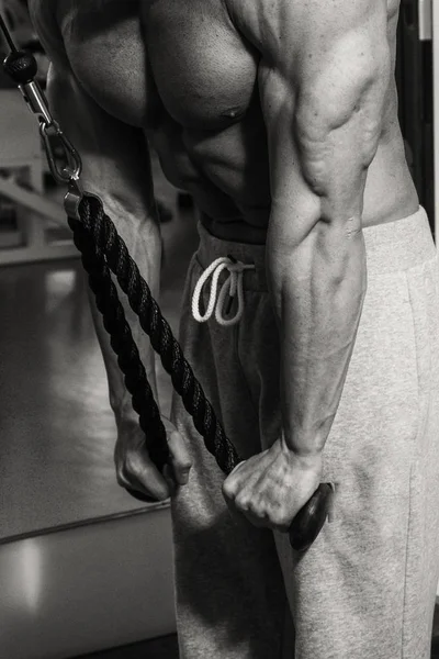 Un hombre entrenado en un gimnasio —  Fotos de Stock