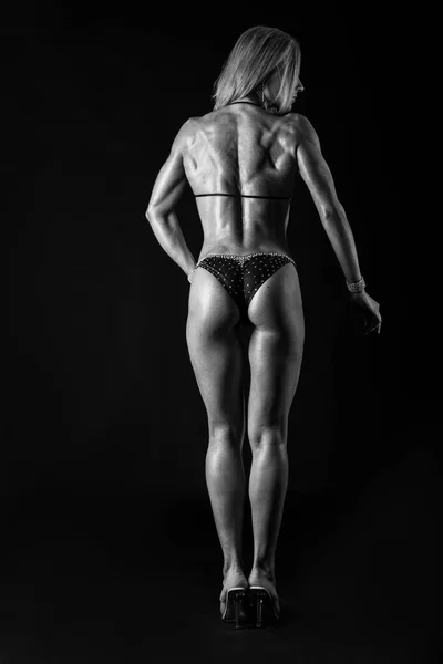 Фитнес-женщина в сексуальной спортивной одежде — стоковое фото