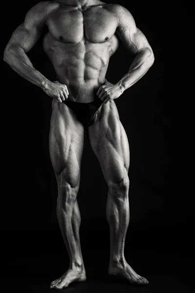 Bodybuilder auf schwarzem Hintergrund — Stockfoto