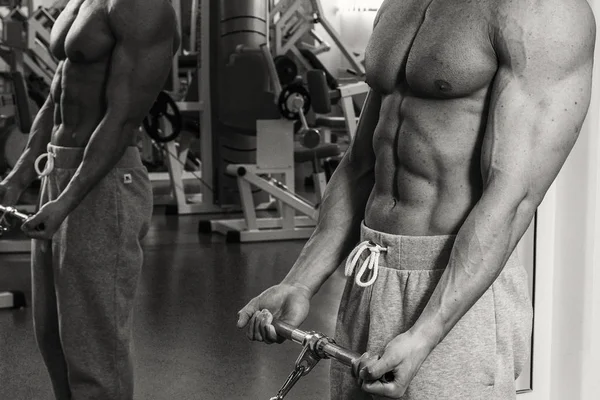 Un hombre entrenado en un gimnasio —  Fotos de Stock