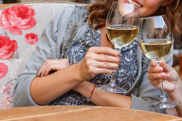 Жінка п'є вино в кафе — стокове фото
