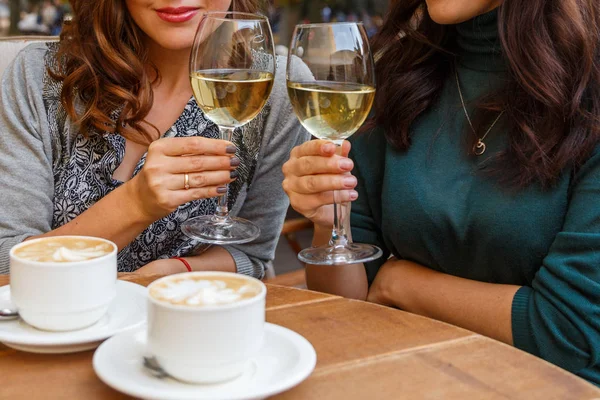 Žena, pití vína a kávy v kavárně — Stock fotografie
