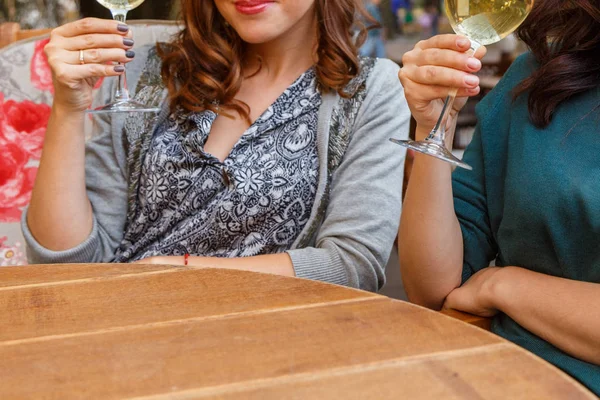 女人都在一家咖啡馆喝葡萄酒 — 图库照片
