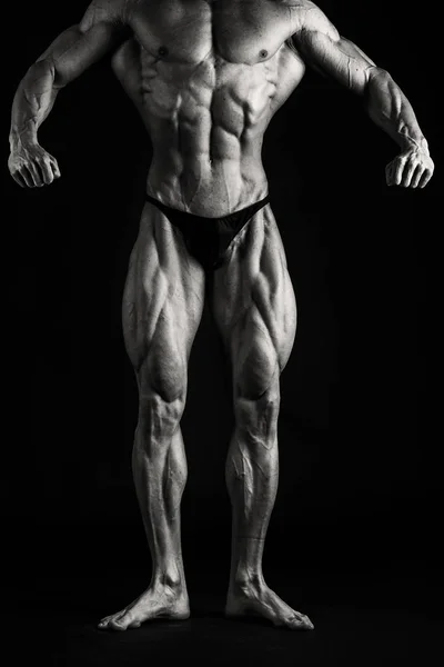 Bodybuilder auf schwarzem Hintergrund — Stockfoto