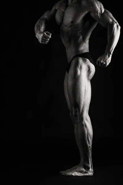 Bodybuilder sur fond noir — Photo