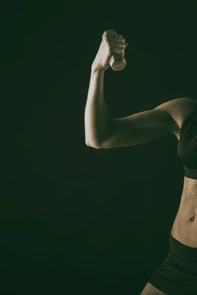 Fitness Frauenkörper auf schwarzem Hintergrund — Stockfoto