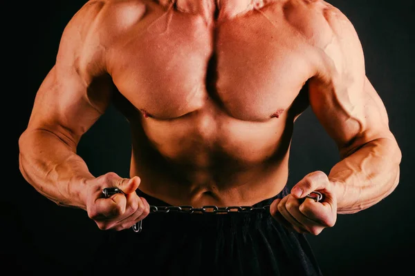Sterke bodybuilder met zes pack, perfecte abs, schouders, biceps — Stockfoto