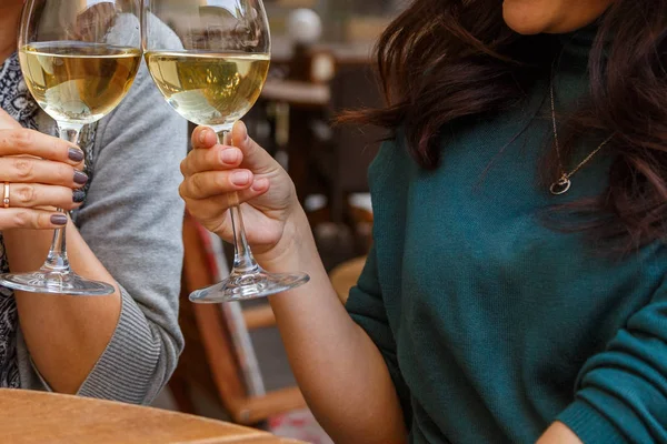 Frau trinkt Wein in Café — Stockfoto
