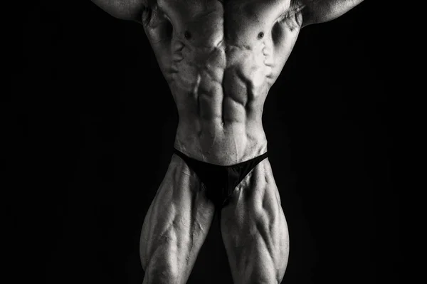 Bodybuilder op een zwarte achtergrond — Stockfoto