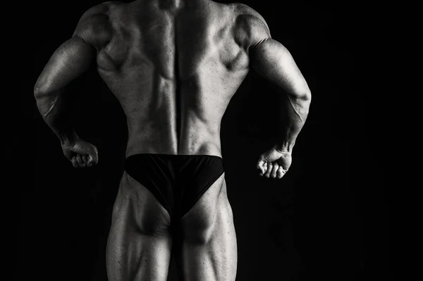 Bodybuilder op een zwarte achtergrond — Stockfoto