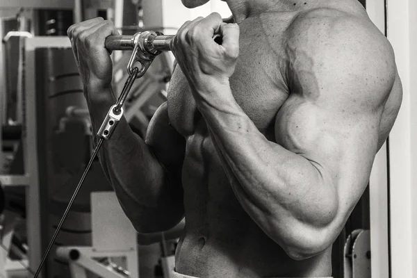 Eğitimli bir adam bir fitness Club