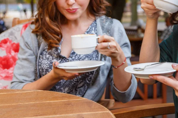 Vriendinnen drinken koffie in een café — Stockfoto