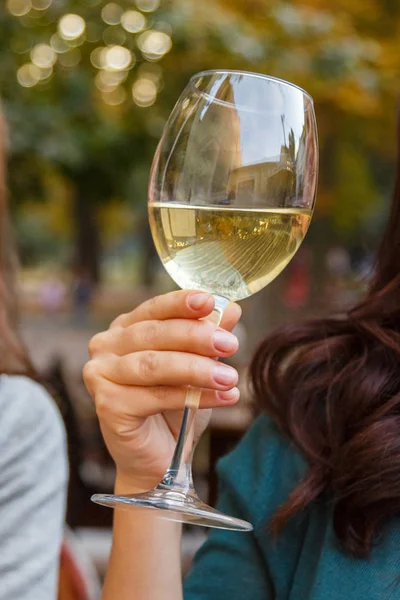 Frau trinkt Wein in Café — Stockfoto