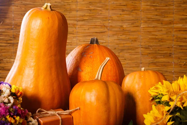 Höstens pumpor med blommor på träskiva. Haloween — Stockfoto