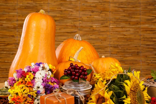 Vackra Höst stilleben med pumpa. Halloween tema — Stockfoto