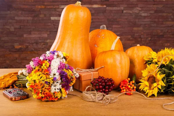 Podzimní dýně s květinami na dřevěné desce. Haloween — Stock fotografie