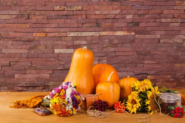 Calabazas de otoño con flores sobre tabla de madera. Entre... — Foto de Stock