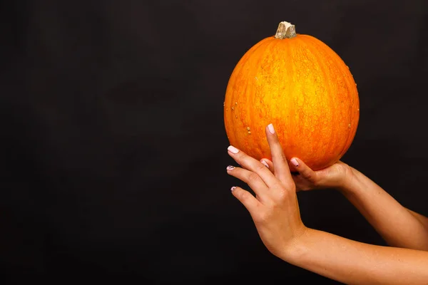 Abóbora na mão. Antecedentes para Halloween — Fotografia de Stock