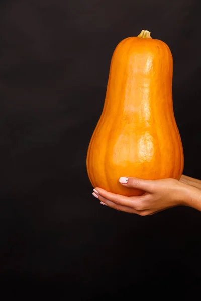 Pumpa i hand. Bakgrunden för Halloween — Stockfoto