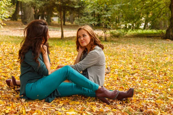 Fidanzate nel parco di autunno — Foto Stock