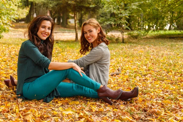 Freundinnen im Herbstpark — Stockfoto