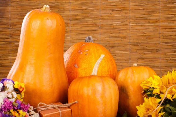 Natura morta con una zucca. Natura morta di autunno su una Vigilia d'Ognissanti loro — Foto Stock