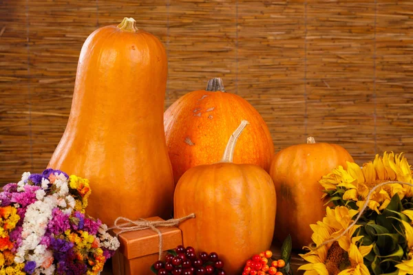 Natura morta con una zucca. Natura morta di autunno su una Vigilia d'Ognissanti loro — Foto Stock