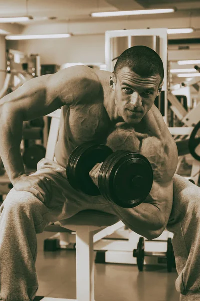 Former les hommes à la salle de gym — Photo